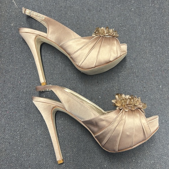 Aldo’s beige satin sling back platform high heal dress shoe - Picture 3 of 6